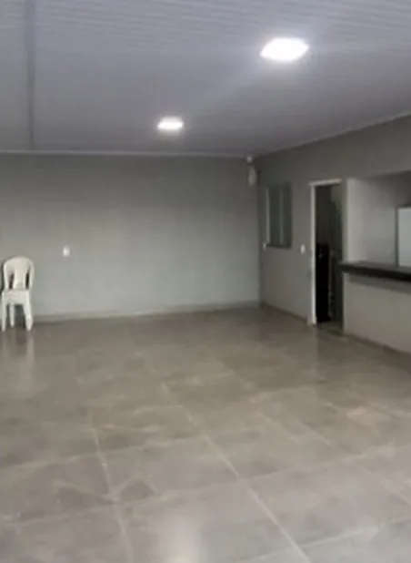 Sala com forro de PVC e iluminação embutida